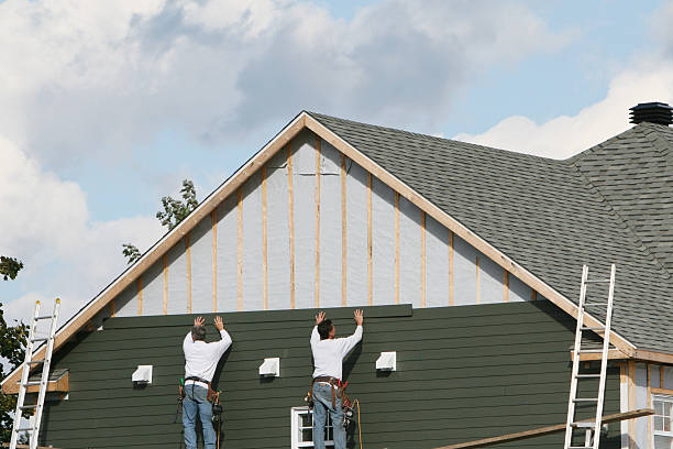 Professional Siding technician working in Freeport, IL